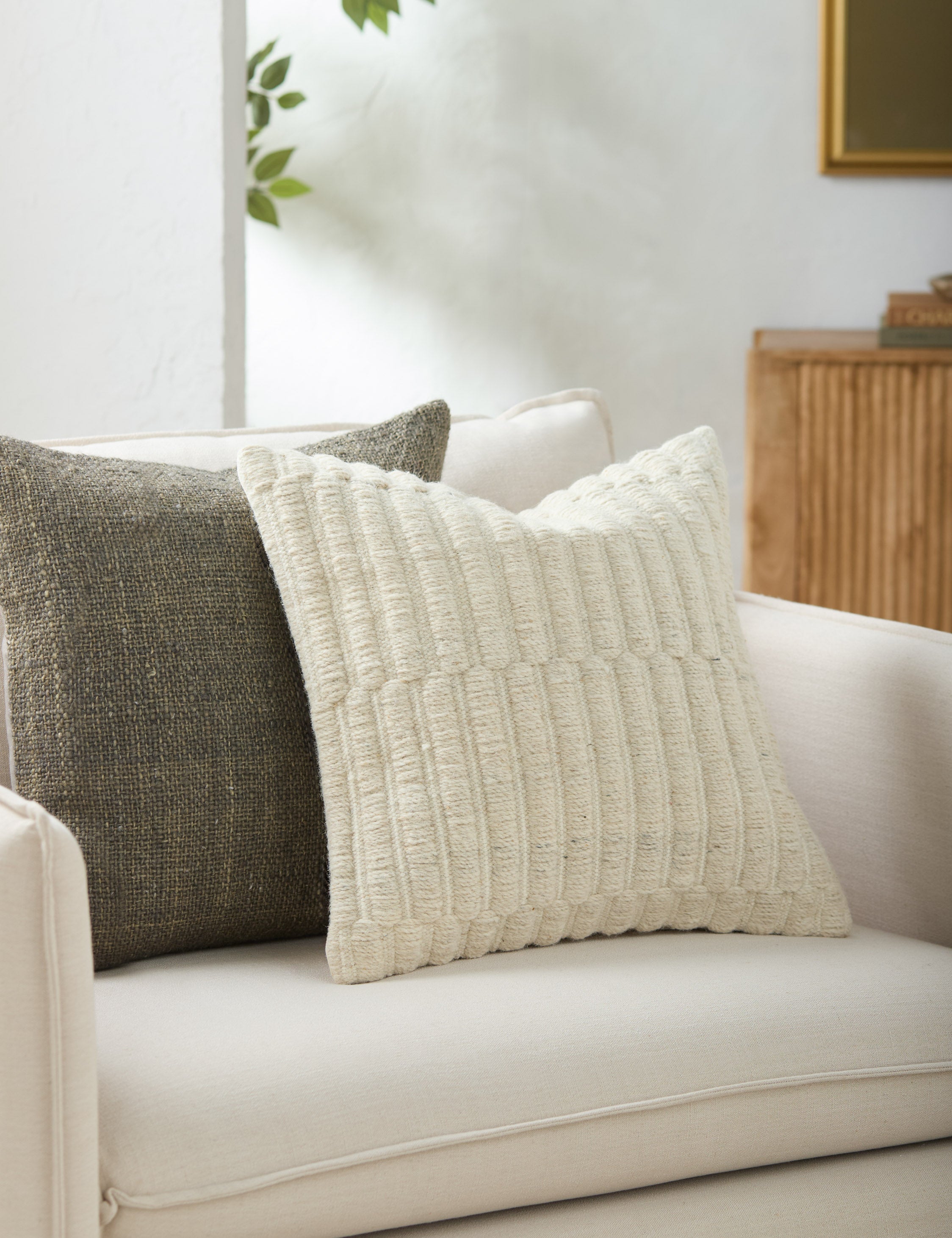 Mendia Pillow